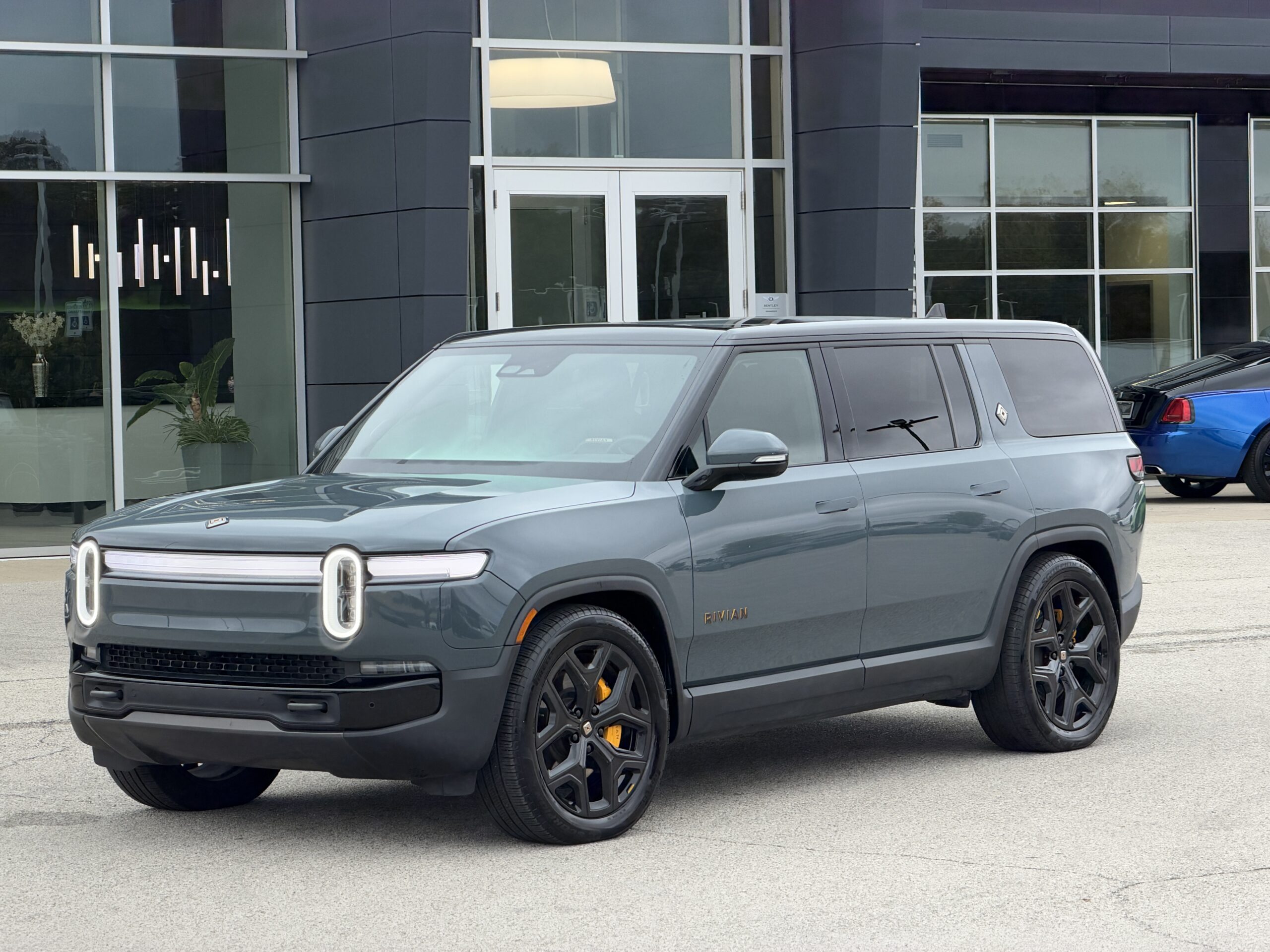 2025 Rivian R1S